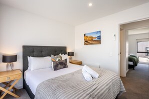 2 habitaciones, tabla de planchar con plancha, wifi y ropa de cama 