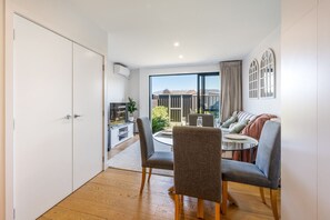 Una televisión, una chimenea