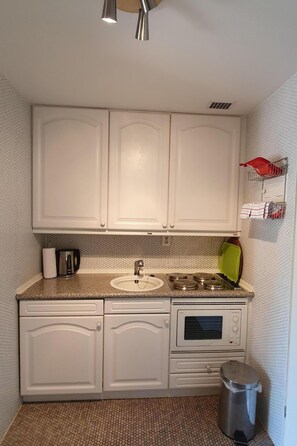 Fridge, microwave, oven, cookware/dishes/utensils - Studio in Tiefenbach mit Sauna und Schwimmbad by Interhome (Oberstdorf)