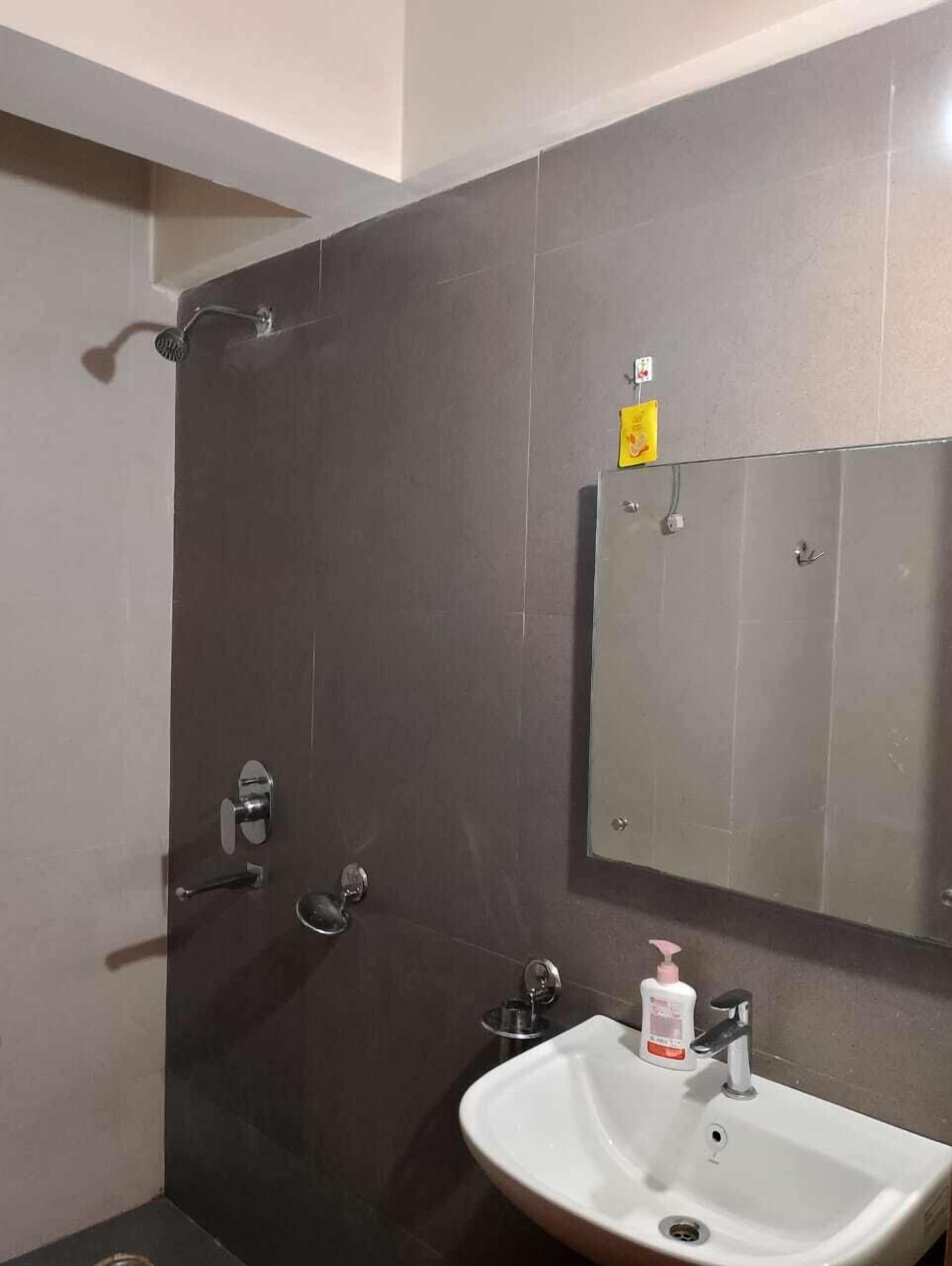 Luxury Apartment, City View | Bathroom | Shower, towels, soap, shampoo