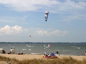 A beach with people, tents, and kites. - Fewo Inselblick by Interhome (Alt Jassewitz)