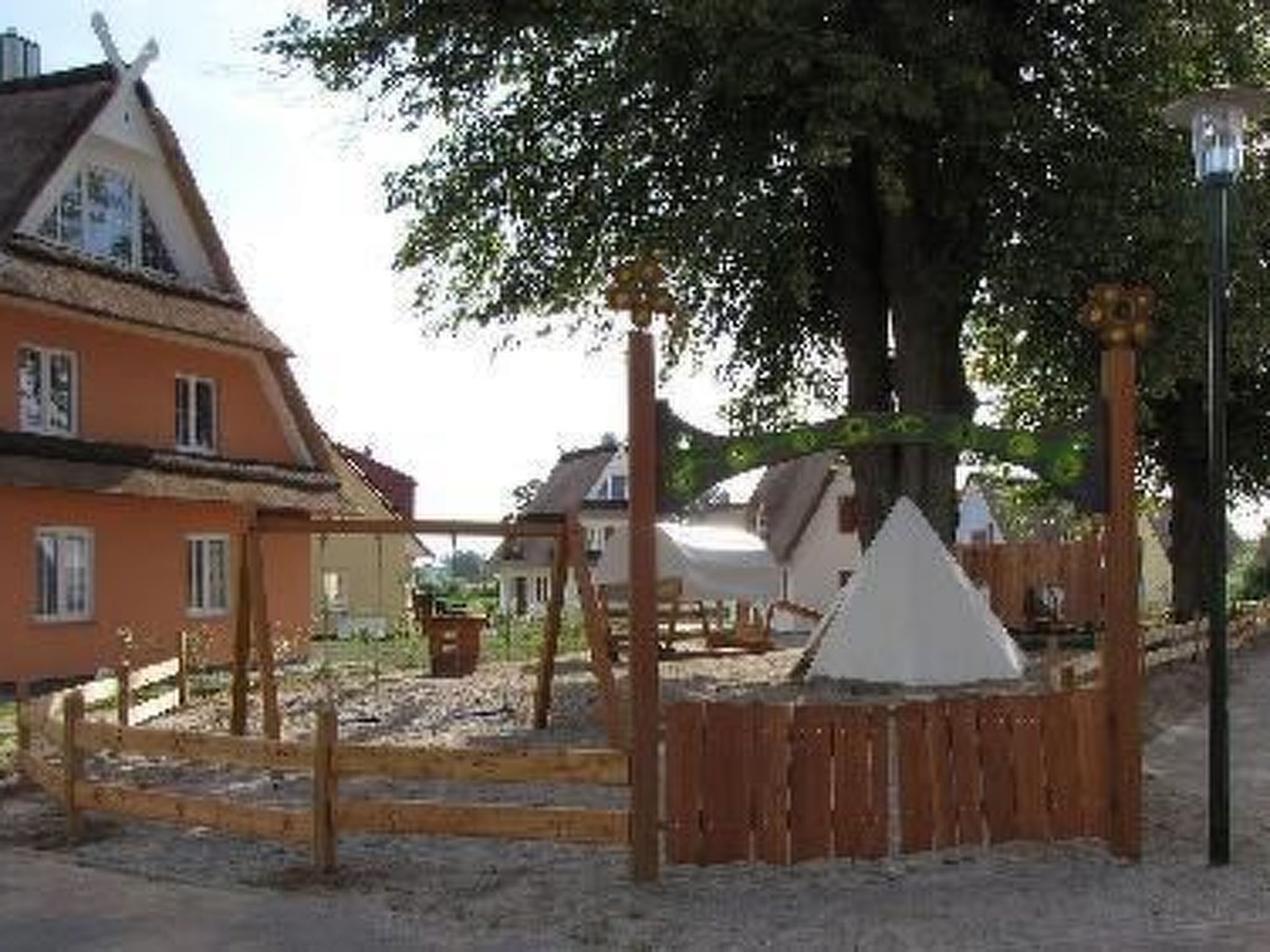 Ein traditionelles Gebäude mit einem geneigten Dach und einem Holzzaun.