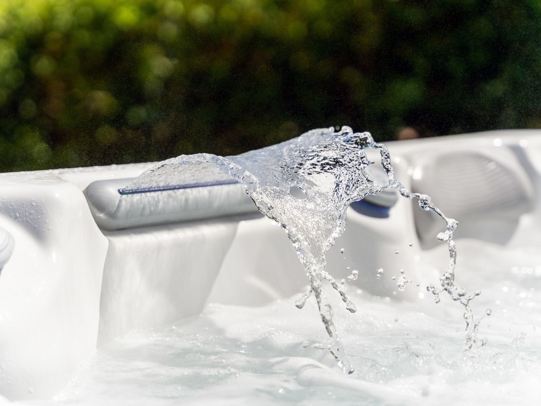 Een jacuzzi met water dat over de rand spat.