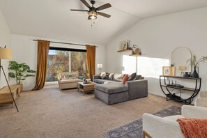 Living area - Privates Home with Views • Near Med & Airport/DT Two King beds and 2 Queen Beds (Billings)