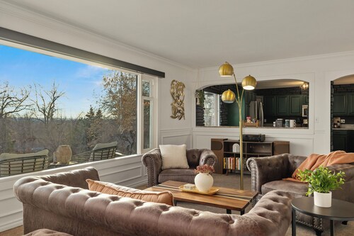 Privates Home with Views • Near Med & Airport/DT Two King beds and 2 Queen Beds