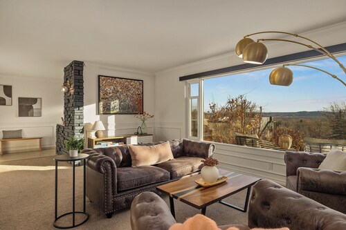 Privates Home with Views • Near Med & Airport/DT Two King beds and 2 Queen Beds