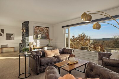 Privates Home with Views • Near Med & Airport/DT Two King beds and 2 Queen Beds