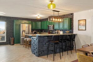 Private kitchen - Privates Home with Views • Near Med & Airport/DT Two King beds and 2 Queen Beds (Billings)