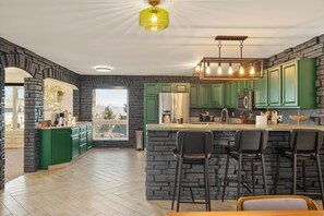 Private kitchen - Privates Home with Views • Near Med & Airport/DT Two King beds and 2 Queen Beds (Billings)