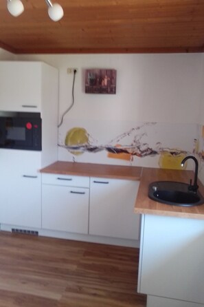 Frigorifero, microonde, forno, pentole/stoviglie/utensili