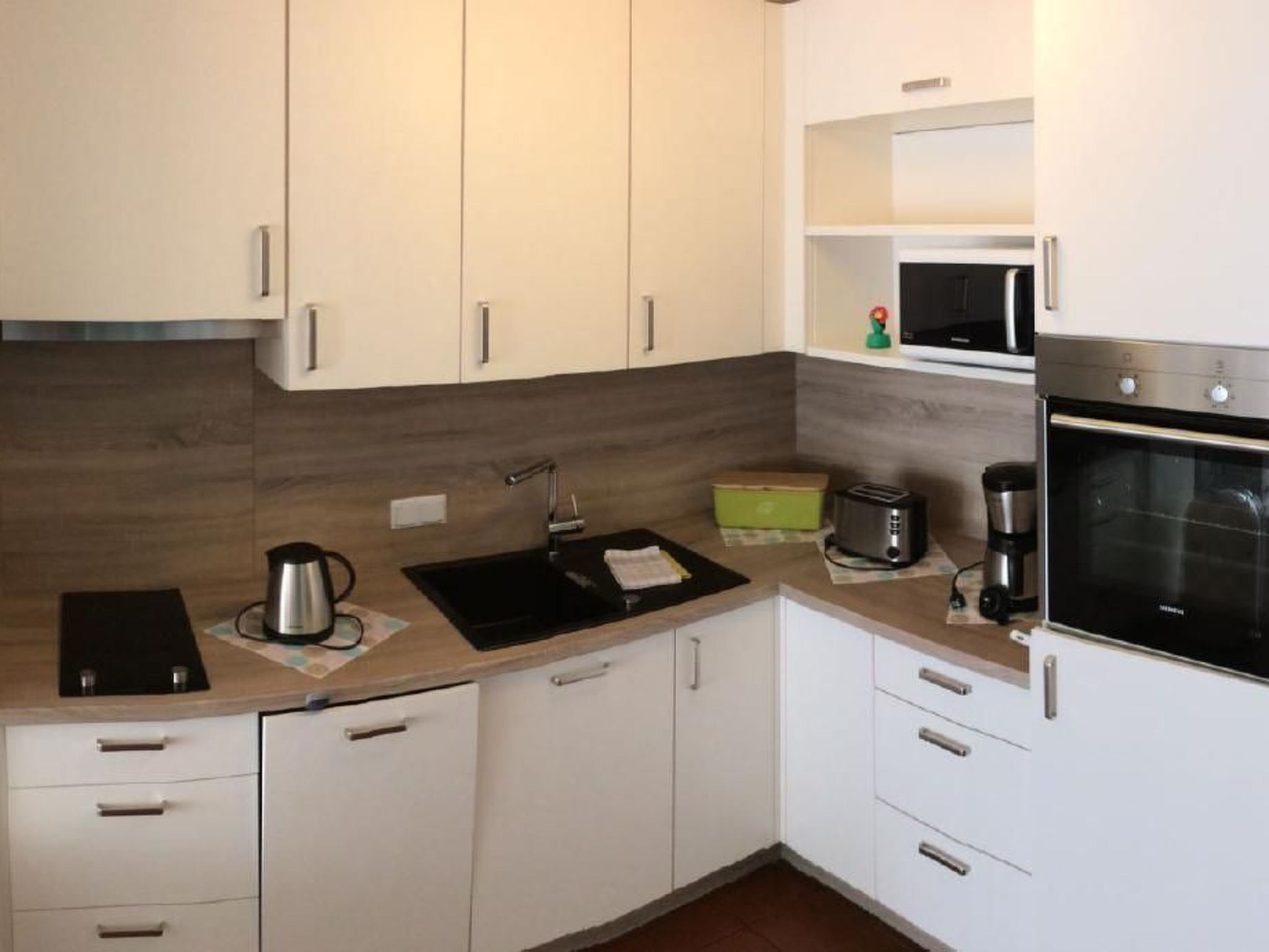 Kühlschrank, Mikrowelle, Ofen, Geschirrspüler