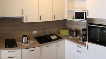 Kühlschrank, Mikrowelle, Ofen, Geschirrspüler