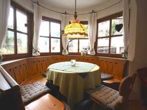 Dining - Appartement mit Garten in Garmisch Partenkirchen by Interhome (Garmisch-Partenkirchen)