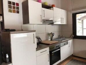 Fridge, microwave, oven, dishwasher - in Machtlos mit Terrasse und Waldblick by Interhome (Ronshausen)