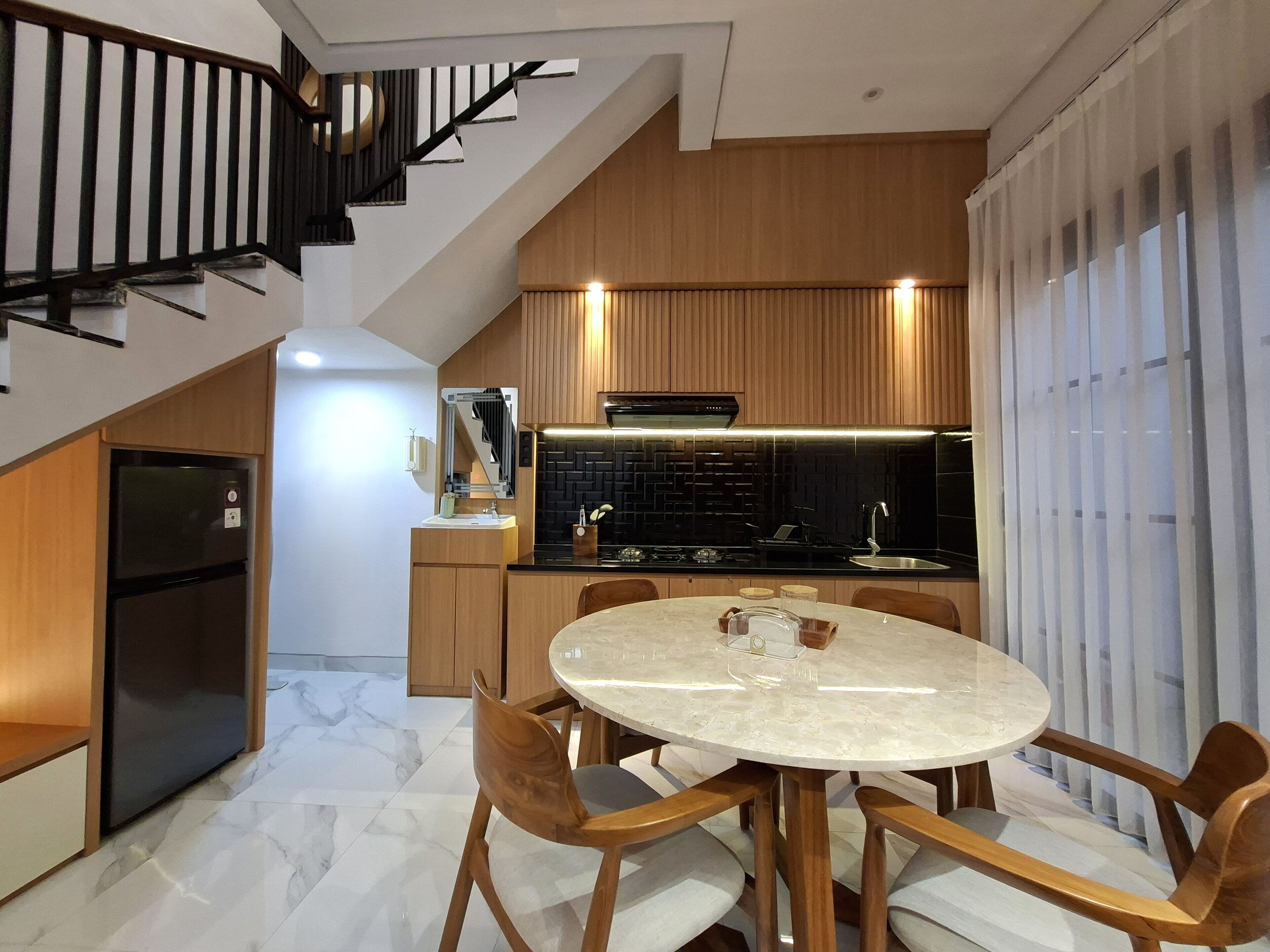 Vila superluxo, 3 quartos | Cozinha privada | Geladeira, cooktop, talheres/pratos/utensílios de cozinha