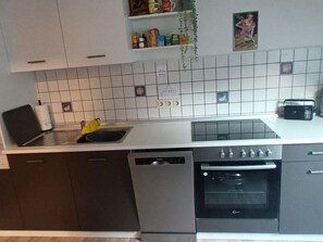 Kühlschrank, Mikrowelle, Ofen, Geschirrspüler