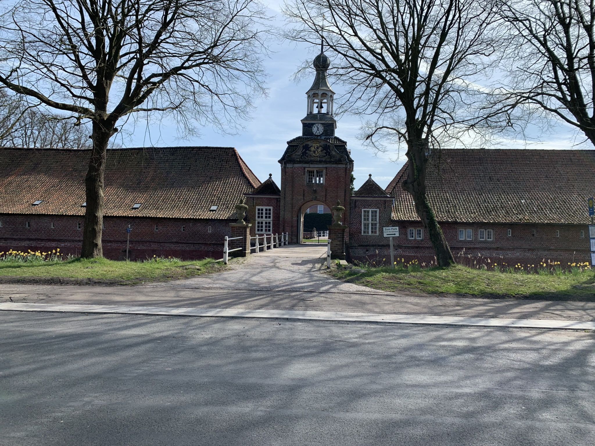 Un bâtiment traditionnel en briques, doté d’un clocher, d’une entrée fermée par un portail et d’un chemin menant à l’intérieur.