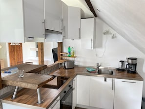 Een koelkast, een magnetron, een oven, een vaatwasser