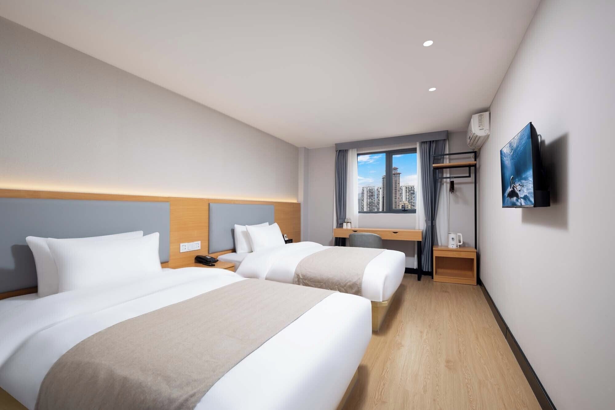 Signature Twin Room, City View | Individually decorated, individually furnished, free WiFi