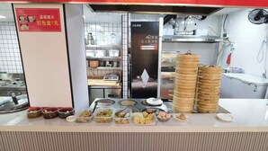 A buffet setup with various food items and containers. - Sanya Guanhailou Hotel (Sanya)