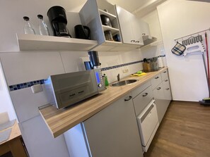 Fridge, microwave, dishwasher, cookware/dishes/utensils - Leschin - Ferienwohnung Seestern by Interhome (Bensersiel)