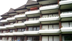 Un edificio de varios pisos con balcones y techo plano.