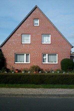 Exterior - Strandnahe Erdgeschosswohnung Pferde-taxi by Interhome (Burhave)