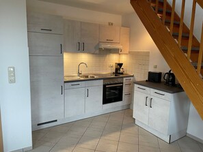Fridge, oven, dishwasher, cookware/dishes/utensils - Appartement mit Blick in den Garten by Interhome (Heiligenhafen)