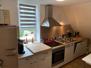Kjøleskap, mikrobølgeovn, ovn og oppvaskmaskin