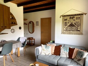 Una televisión, una chimenea