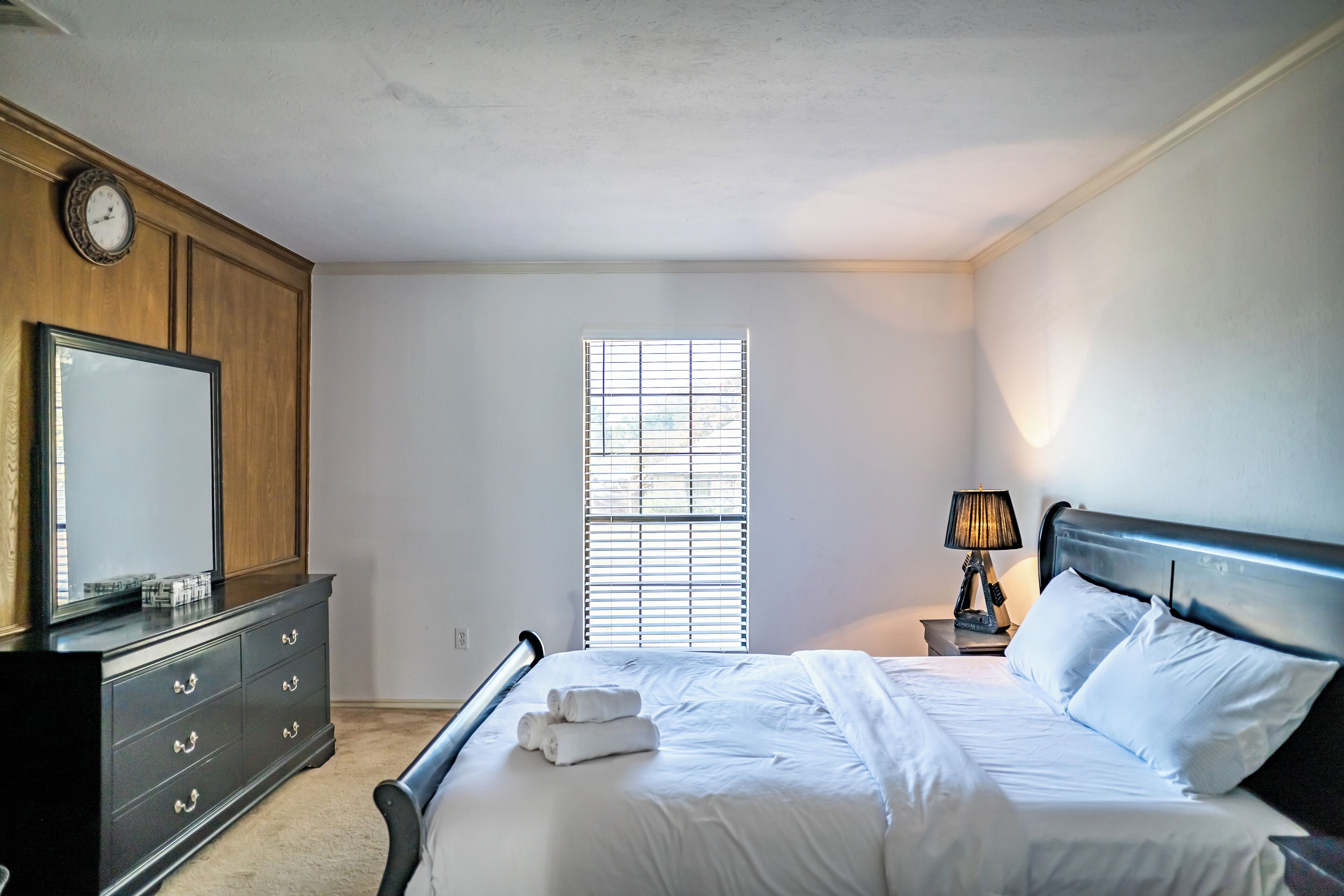 4 多间卧室、客房内保险箱、办公桌、免费 WiFi