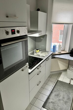 Réfrigérateur, four, batterie de cuisine, vaisselle et ustensiles