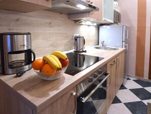 Fridge, microwave, oven, cookware/dishes/utensils - Mediteran in der Nähe von Strand und Altstadt by Interhome (Dubrovnik)