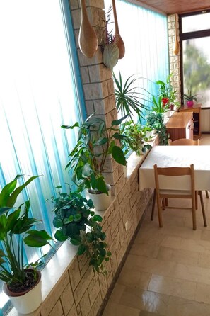 Interior - "Slaven" mit Blick auf das Wasser by Interhome (Podgora)