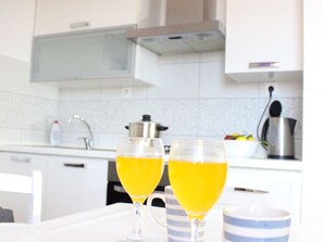 Fridge, oven, cookware/dishes/utensils - "Slaven" mit Blick auf das Wasser by Interhome (Podgora)