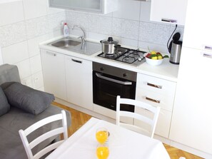 Jääkaappi, uuni, keittoastiat/astiat/ruokailuvälineet