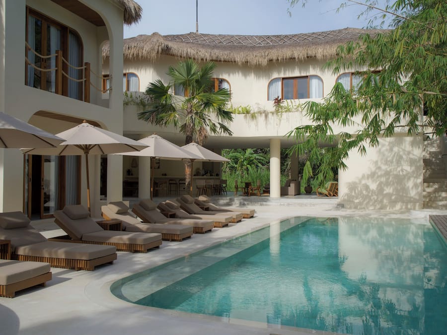 Una piscina al aire libre