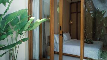 Suite | Een kluis op de kamer, een bureau, een laptopwerkplek