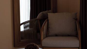 Een kluis op de kamer, een bureau, een laptopwerkplek