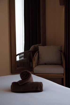 In-room safe, desk, laptop workspace, blackout curtains - Sola (Pecatu)