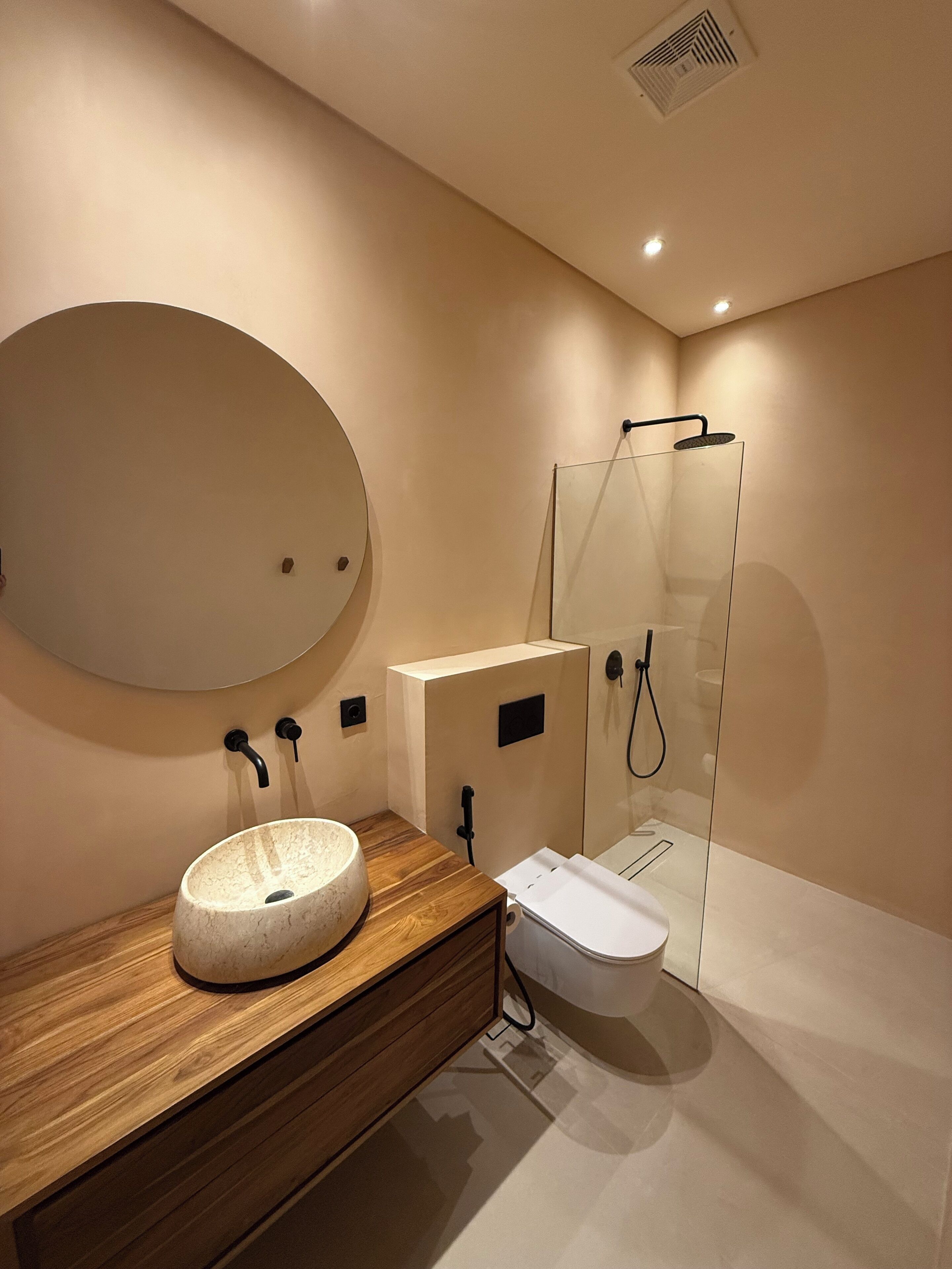 Ducha, secador de pelo, toallas, jabón