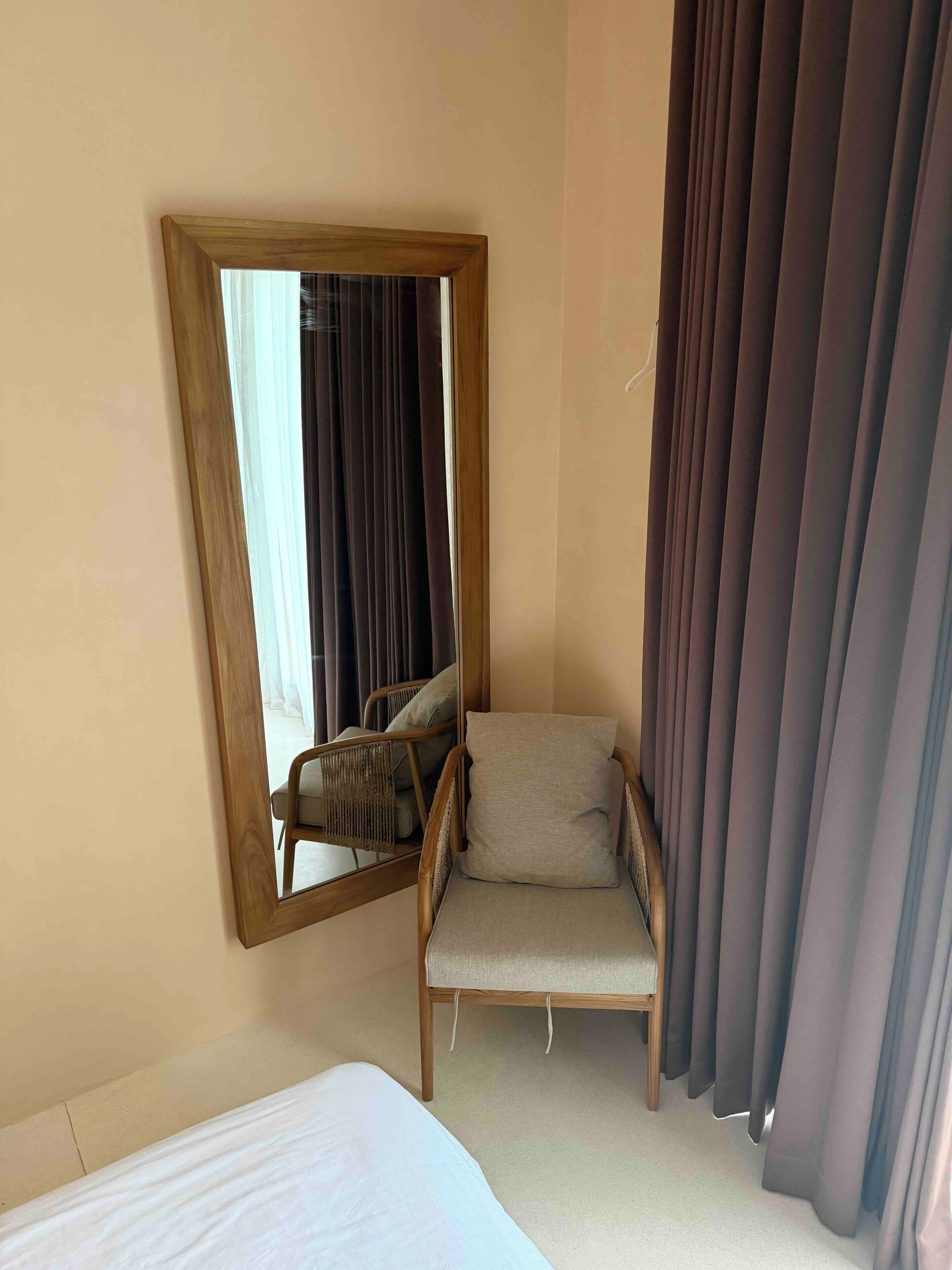 Brankas, meja kerja, ruang kerja ramah laptop, dan tirai kedap cahaya