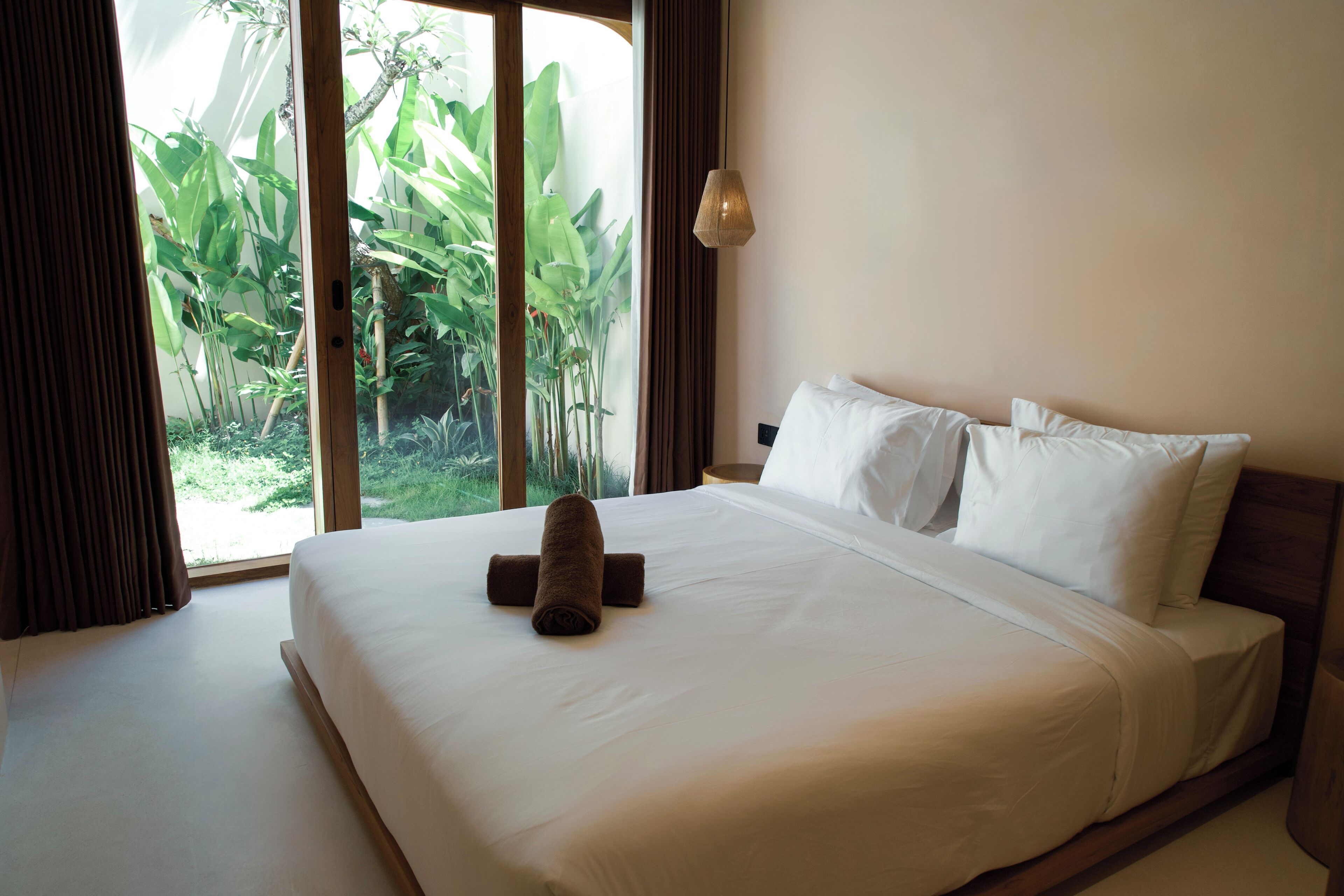 Suite | Een kluis op de kamer, een bureau, een laptopwerkplek