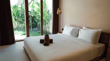 Suite | Een kluis op de kamer, een bureau, een laptopwerkplek