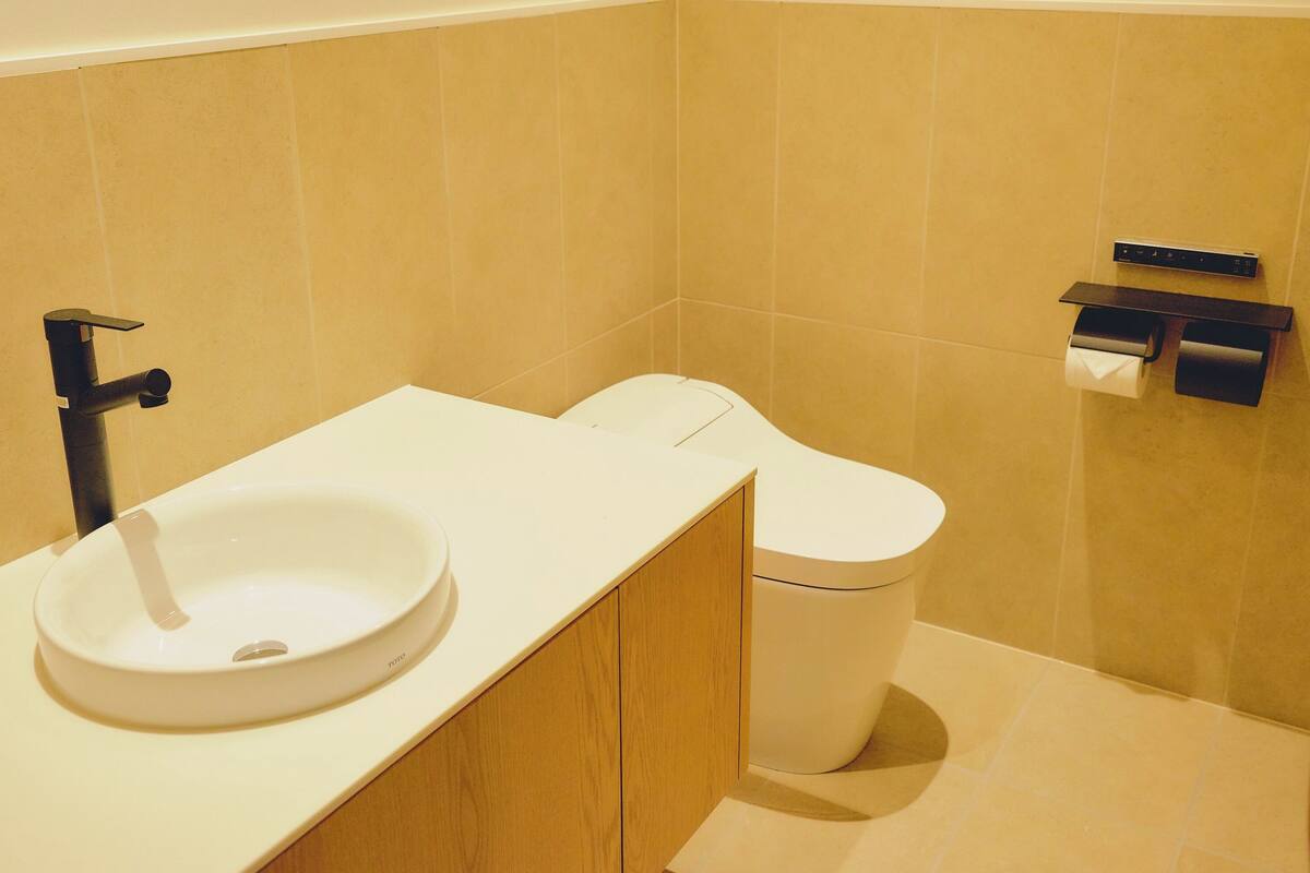 Kylpyhuone | Suihku, hiustenkuivaaja, tohvelit, WC-istuin sähköisellä bideellä