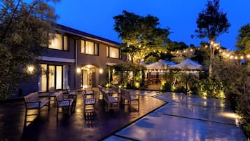 Voorkant accommodatie - avond/nacht