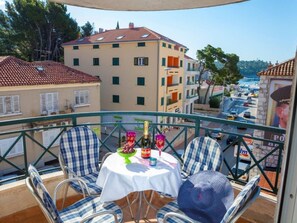 Outdoor dining - mit Blick auf das Wasser by Interhome (Makarska)