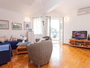 TV - mit Blick auf das Wasser by Interhome (Makarska)