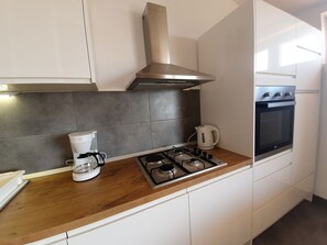 Fridge, oven, dishwasher, cookware/dishes/utensils - Penthouse-Studio mit Meerblick by Interhome (Makarska)