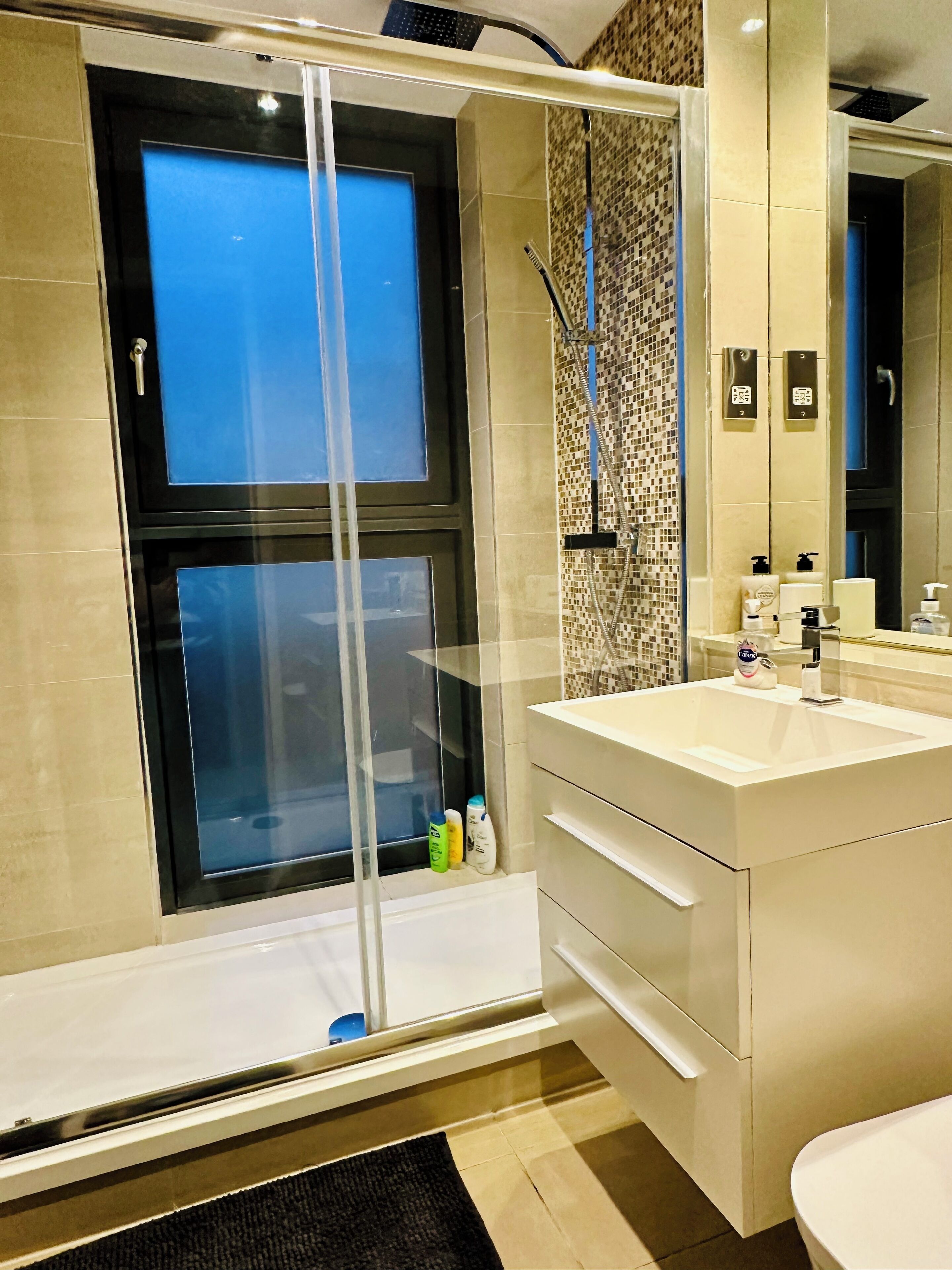 Buồng tắm vòi sen, xà phòng, dầu gội, giấy vệ sinh 